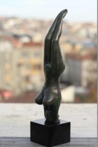 Dr. Karacalar, bronz heykel, yerçekimi